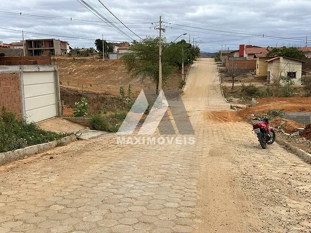 Terreno com 360m², à venda, no bairro São Francisco II em Araçuaí