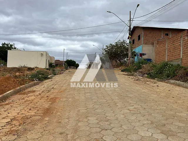 Terreno com 360m², à venda, no bairro São Francisco II em Araçuaí