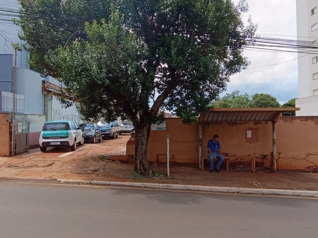 Terreno com 560m², à venda ou para alugar, no bairro Centro em Cambé
