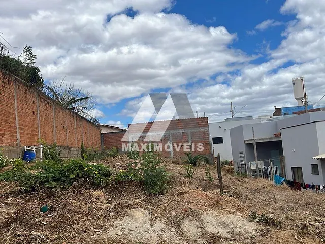 Terreno com 360m², à venda, no bairro São Francisco em Araçuaí