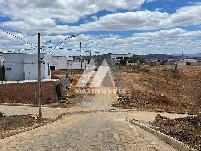 Terreno com 360m², à venda, no bairro São Francisco em Araçuaí