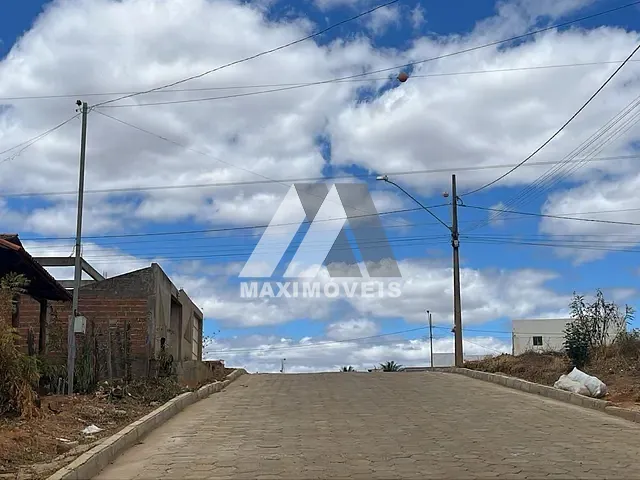 Terreno com 360m², à venda, no bairro São Francisco em Araçuaí
