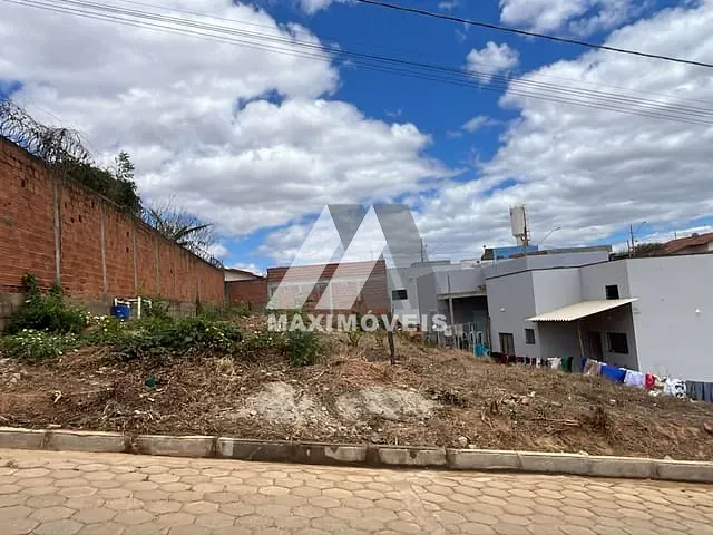 Terreno com 360m², à venda, no bairro São Francisco em Araçuaí