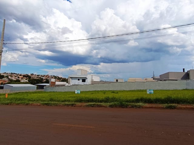 Terreno com 300m², à venda, no bairro Chácara Manella em Cambé