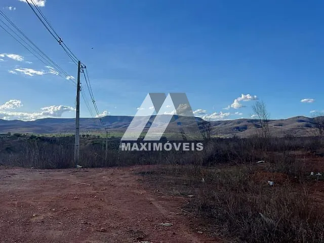 Terreno com 240m², à venda, no bairro Alto Paraiso em Araçuaí