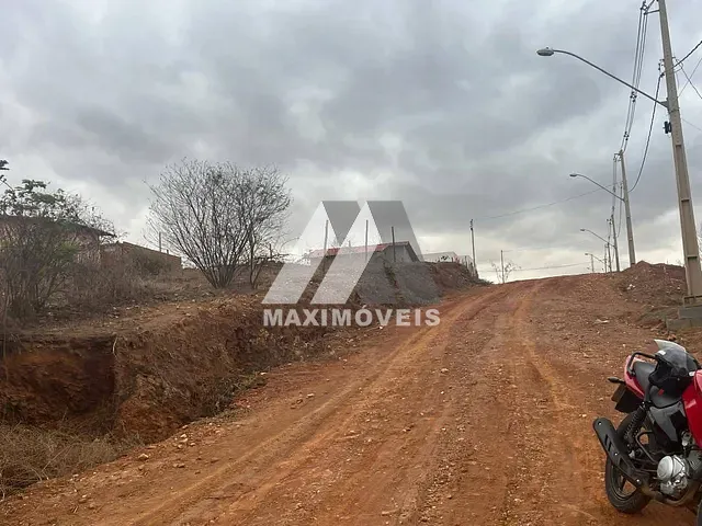 Terreno com 170m², à venda, no bairro Alto Paraiso em Araçuaí