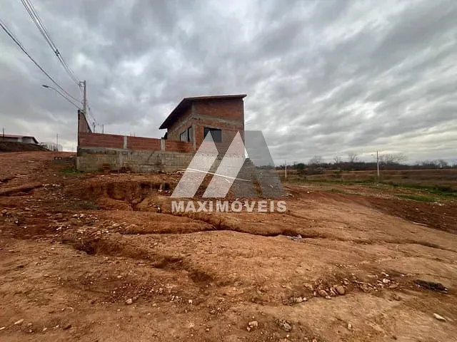 Terreno com 170m², à venda, no bairro Alto Paraiso em Araçuaí
