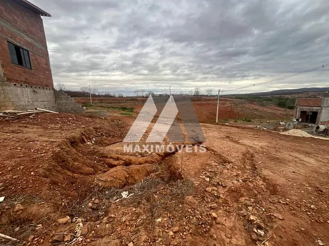 Terreno com 170m², à venda, no bairro Alto Paraiso em Araçuaí