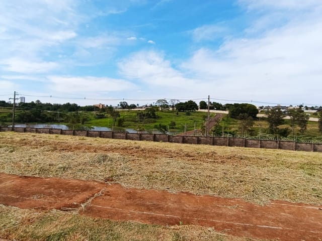Terreno com 375m², à venda, no bairro Jardim Tarobá em Cambé