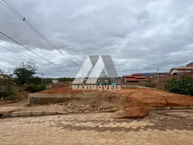 Terreno com 180m², à venda, no bairro São Francisco em Araçuaí