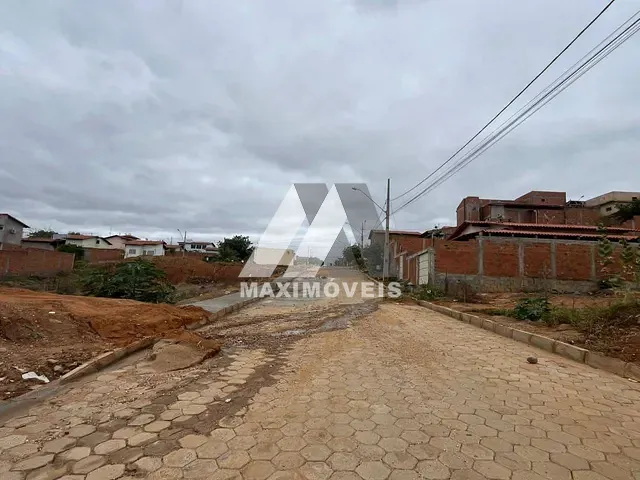 Terreno com 180m², à venda, no bairro São Francisco em Araçuaí