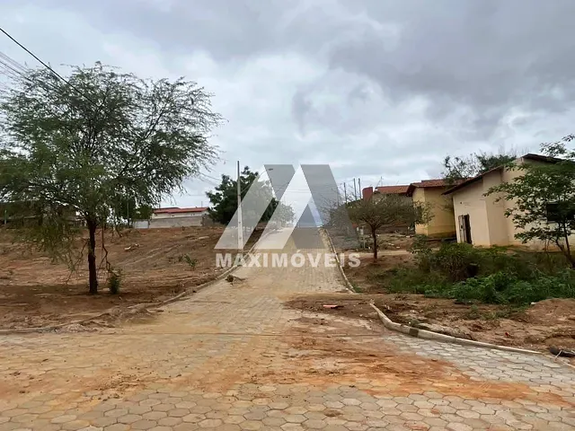Terreno com 180m², à venda, no bairro São Francisco em Araçuaí