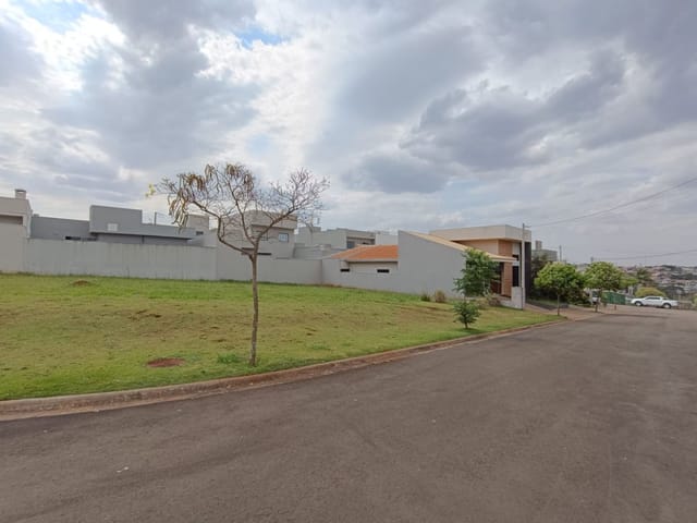 Terreno com 250m², à venda, no bairro Morada das Flores em Cambé