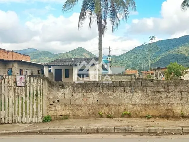 Terreno com 900m², à venda, no bairro Pegorelli em Caraguatatuba