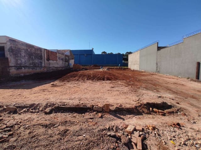 Terreno com 406m², para alugar, no bairro Centro em Cambé
