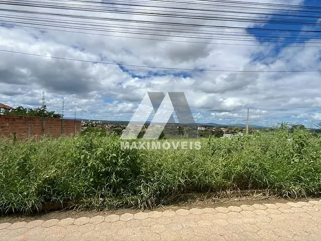 Terreno com 211m², à venda, no bairro Alto Paraiso em Araçuaí