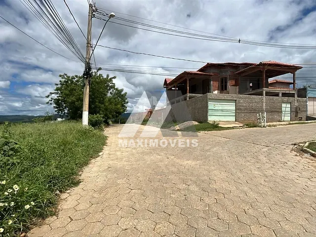 Terreno com 211m², à venda, no bairro Alto Paraiso em Araçuaí