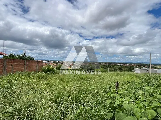 Terreno com 211m², à venda, no bairro Alto Paraiso em Araçuaí