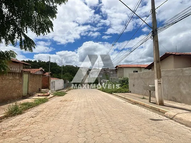 Terreno com 211m², à venda, no bairro Alto Paraiso em Araçuaí