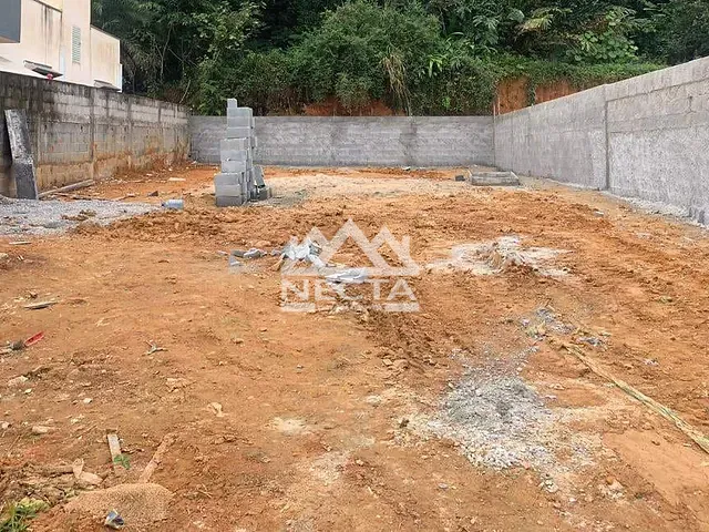 Terreno com 137m², à venda, no bairro Massaguaçu em Caraguatatuba