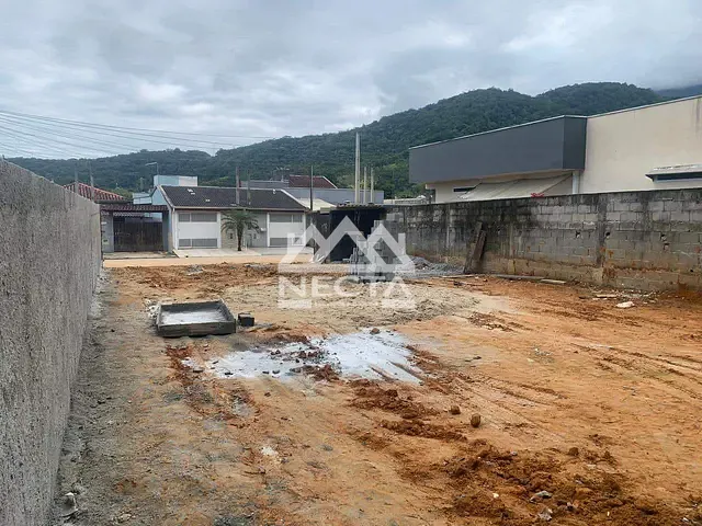 Terreno com 137m², à venda, no bairro Massaguaçu em Caraguatatuba
