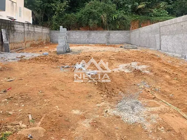 Terreno com 137m², à venda, no bairro Massaguaçu em Caraguatatuba