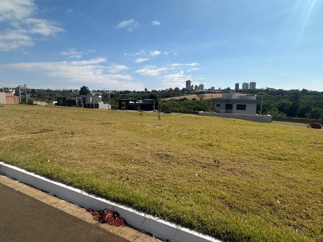 Terreno com 402m², à venda, no bairro Loteamento Residencial Portal do Lago em Cambé