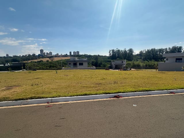 Terreno com 402m², à venda, no bairro Loteamento Residencial Portal do Lago em Cambé