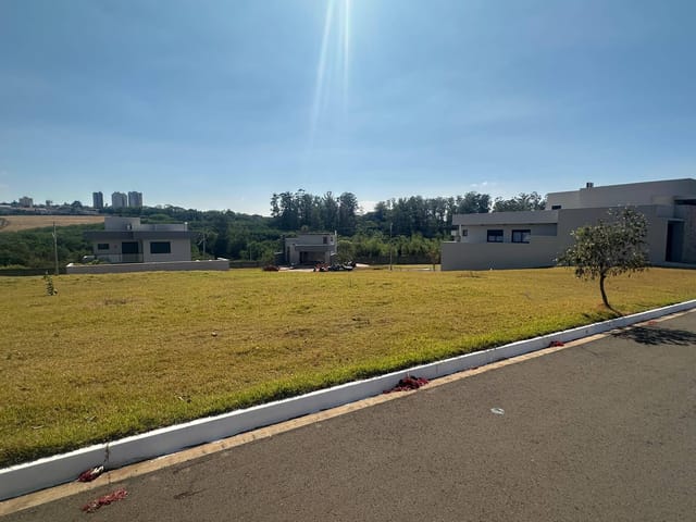 Terreno com 402m², à venda, no bairro Loteamento Residencial Portal do Lago em Cambé