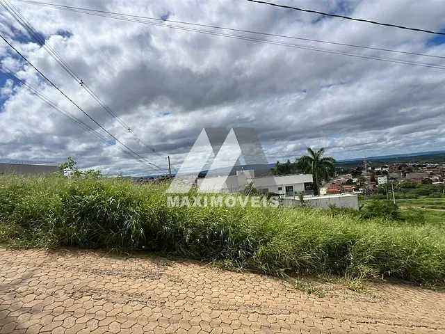 Terreno com 360m², à venda, no bairro São Geraldo em Araçuaí