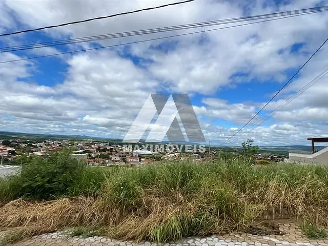Terreno com 360m², à venda, no bairro São Geraldo em Araçuaí