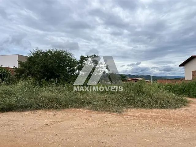 Terreno com 180m², à venda, no bairro São Francisco II em Araçuaí