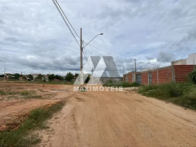 Terreno com 180m², à venda, no bairro São Francisco II em Araçuaí