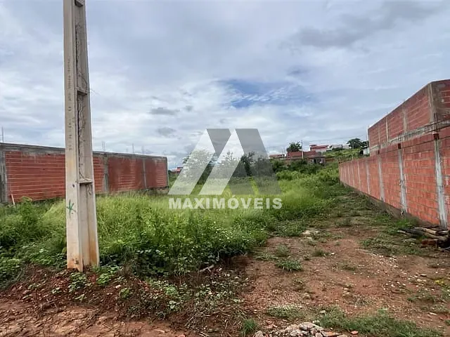 Terreno com 180m², à venda, no bairro São Francisco II em Araçuaí
