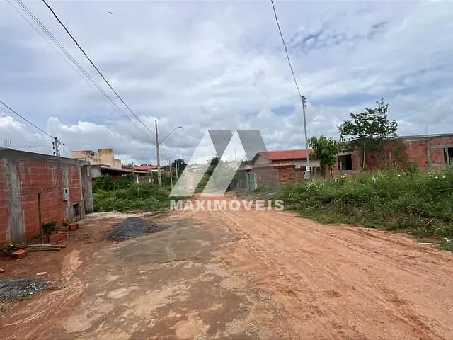 Terreno com 180m², à venda, no bairro São Francisco II em Araçuaí