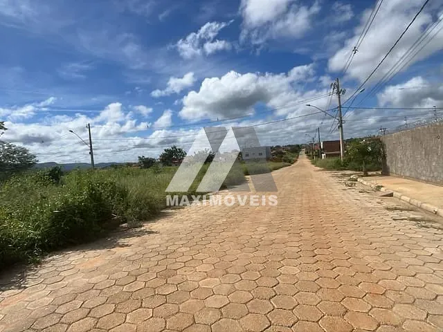 Terreno com 180m², à venda, no bairro São Francisco em Araçuaí
