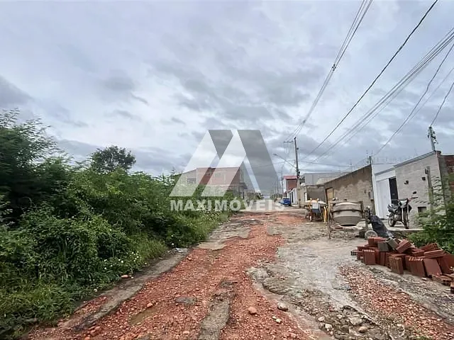 Terreno com 180m², à venda, no bairro São Mateus em Araçuaí