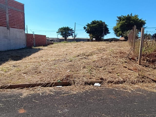 Terreno com 401m², à venda, no bairro Conjunto Residencial Roberto Conceição em Cambé