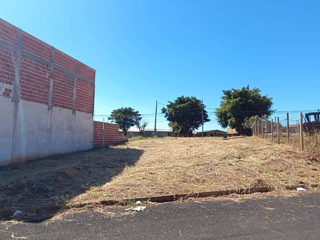 Terreno com 401m², à venda, no bairro Conjunto Residencial Roberto Conceição em Cambé
