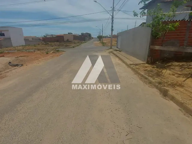 Terreno com 144m², à venda, no bairro São Mateus em Araçuaí