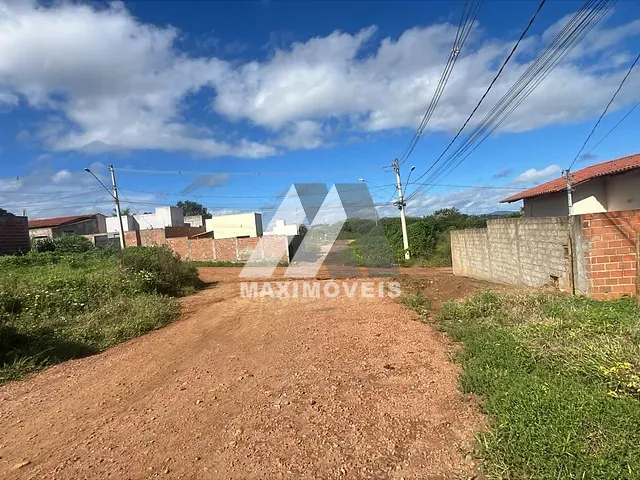 Terreno com 324m², à venda, no bairro Alto Paraiso em Araçuaí