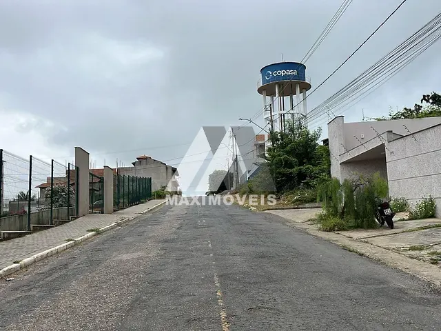 Terreno com 341m², à venda, no bairro Santa Tereza em Araçuaí