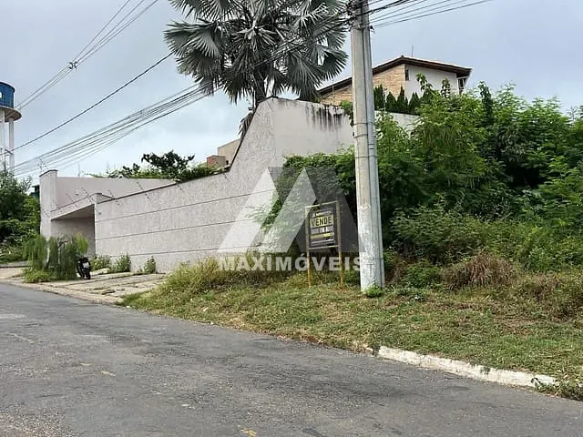 Terreno com 341m², à venda, no bairro Santa Tereza em Araçuaí