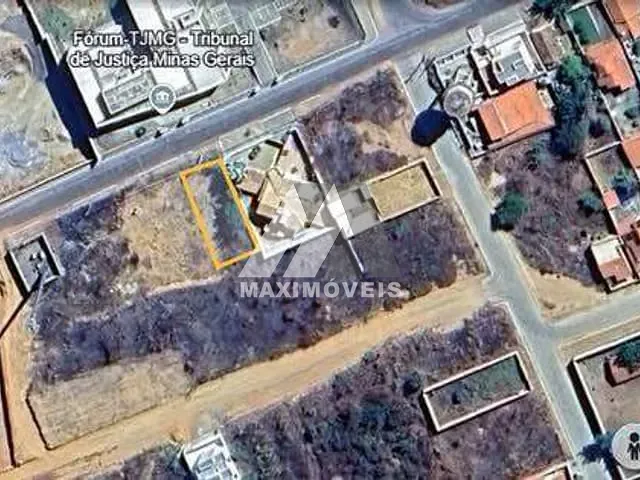 Terreno com 341m², à venda, no bairro Santa Tereza em Araçuaí