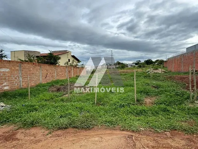 Terreno com 240m², à venda, no bairro Alto Paraiso em Araçuaí