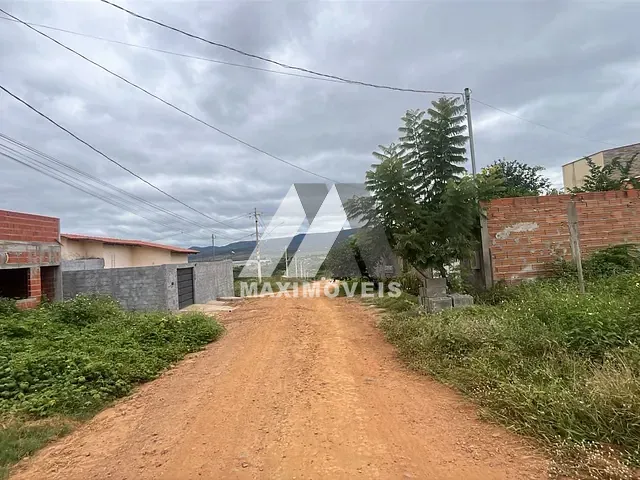 Terreno com 240m², à venda, no bairro Alto Paraiso em Araçuaí