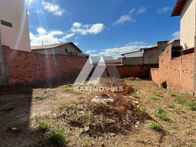 Terreno com 288m², à venda, no bairro São Francisco em Araçuaí