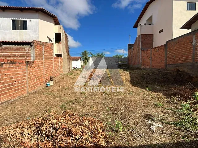 Terreno com 288m², à venda, no bairro São Francisco em Araçuaí