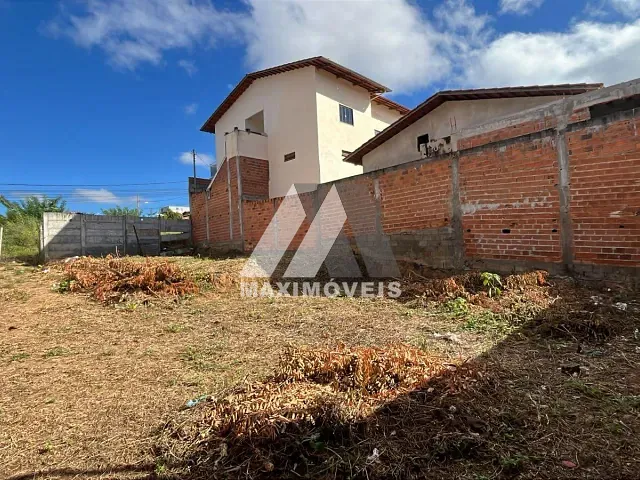 Terreno com 288m², à venda, no bairro São Francisco em Araçuaí