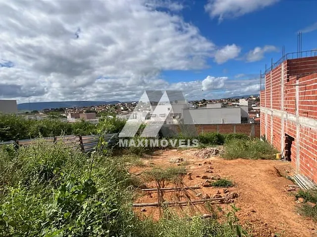 Terreno com 360m², à venda, no bairro São Geraldo em Araçuaí
